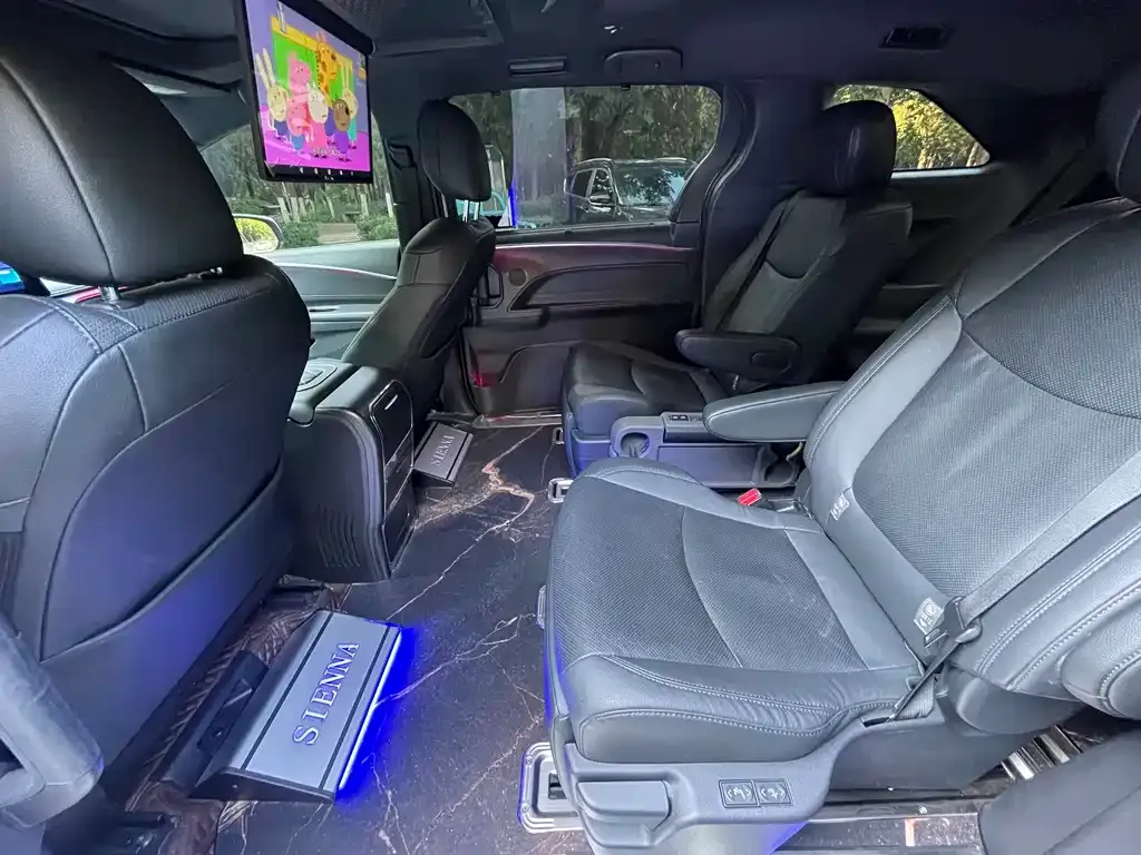 Toyota Sienna — фото 10