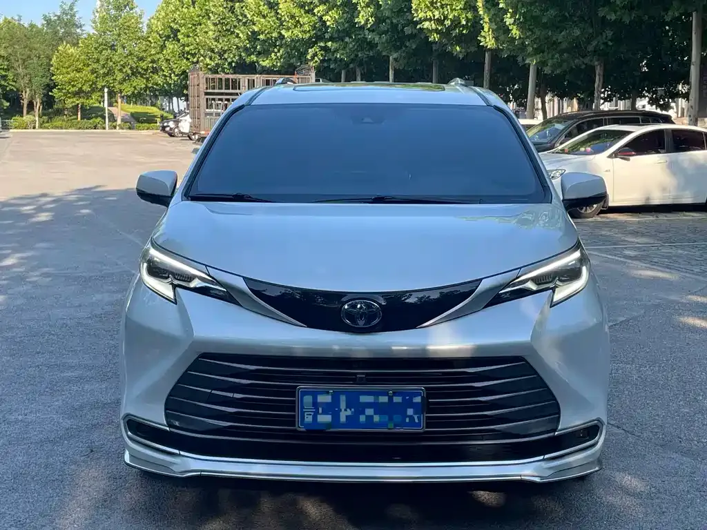 Toyota Sienna — фото 5