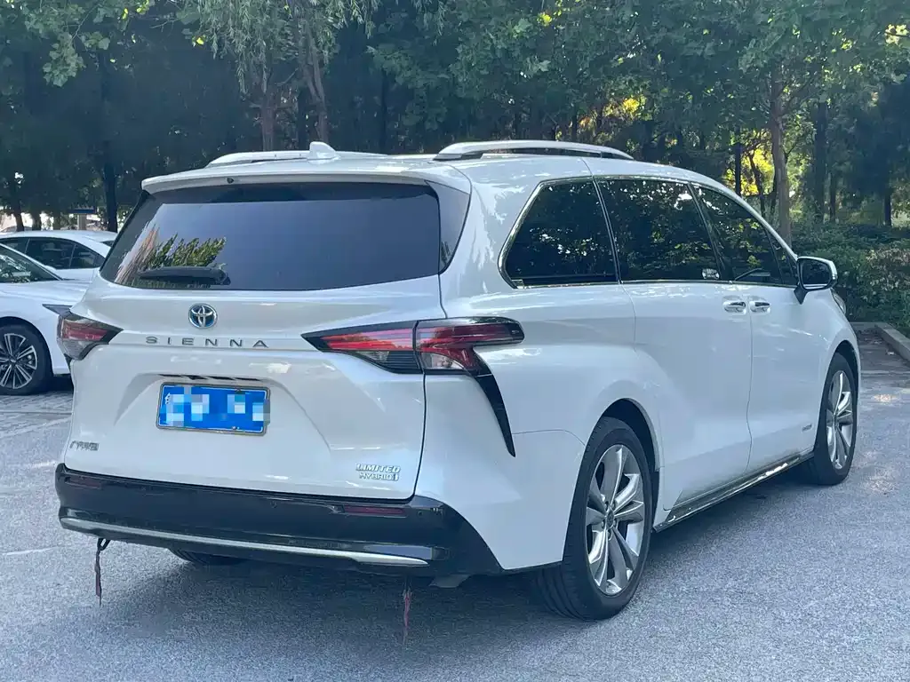 Toyota Sienna — фото 9