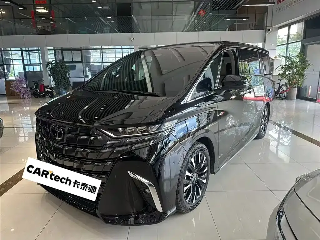 Toyota Alphard — фото 1