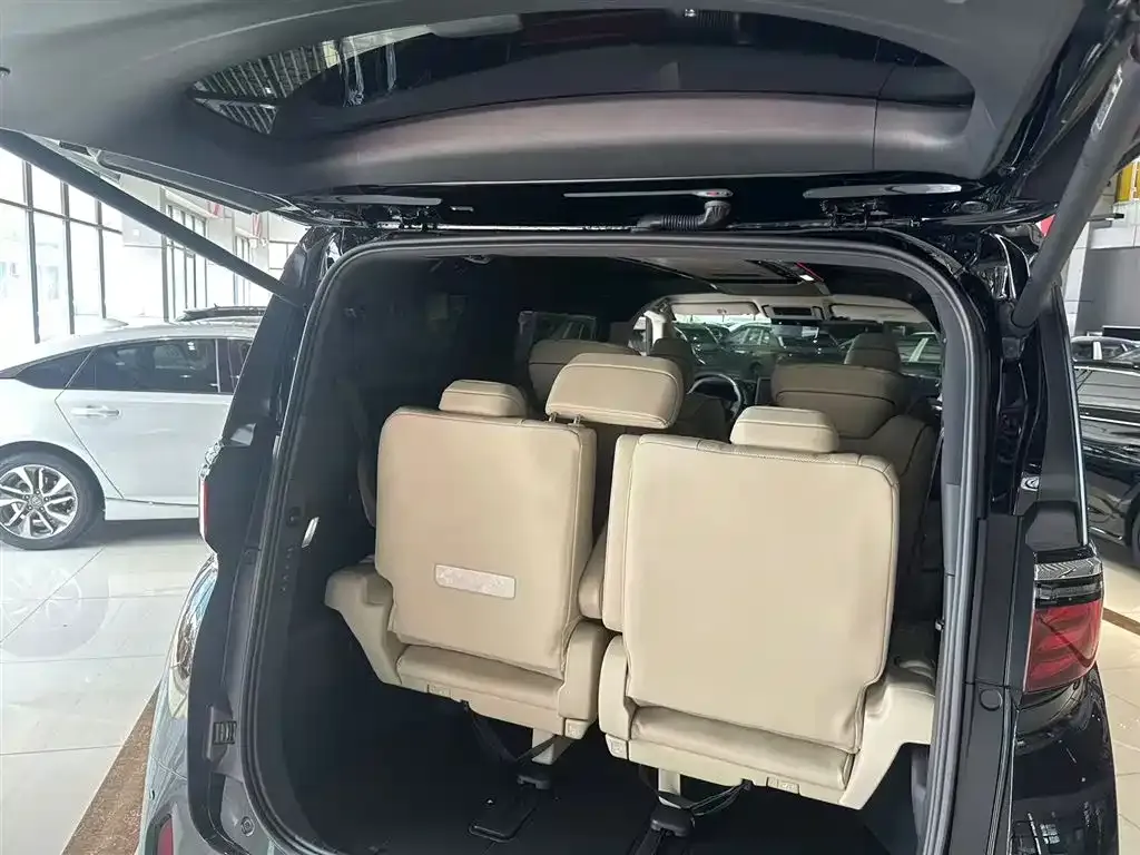 Toyota Alphard — фото 4