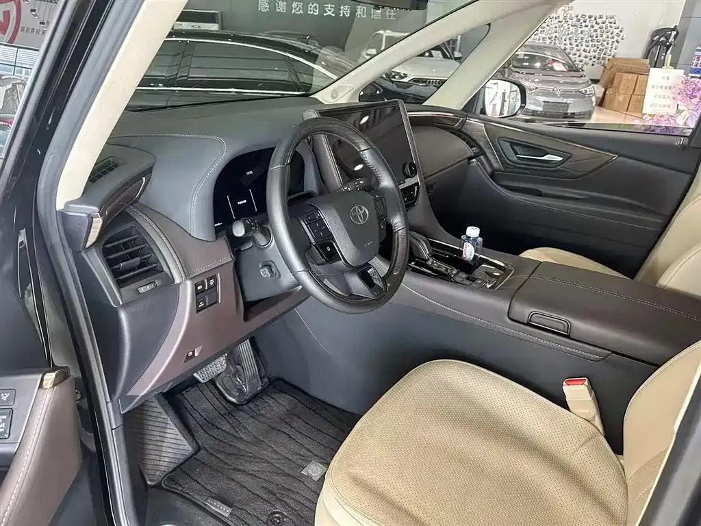 Toyota Alphard — фото 5