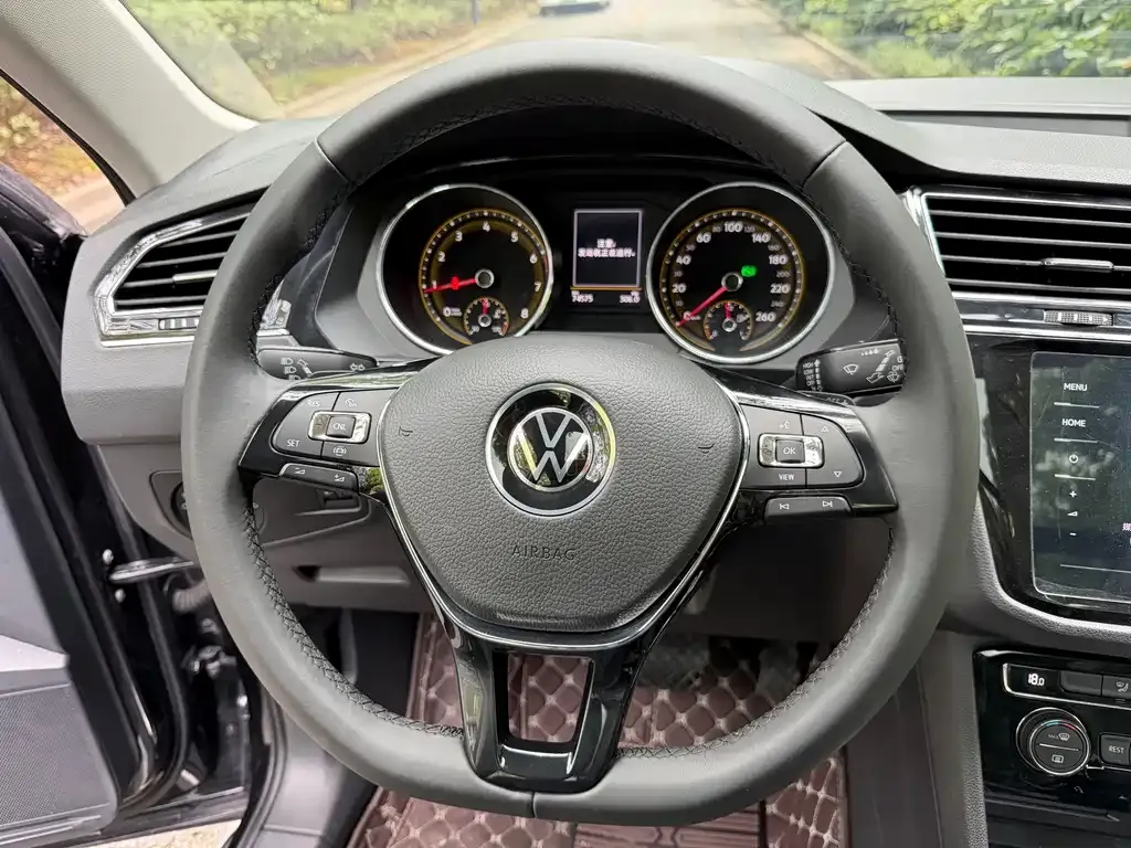 Volkswagen Tiguan L — фото 7