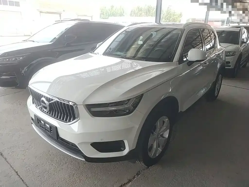 Volvo XC40 — фото 8
