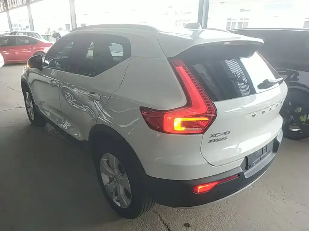 Volvo XC40 — фото 10