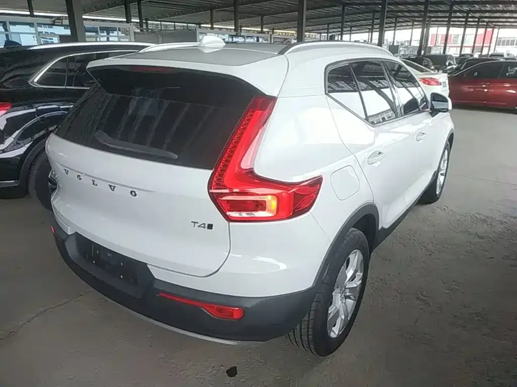 Volvo XC40 — фото 9