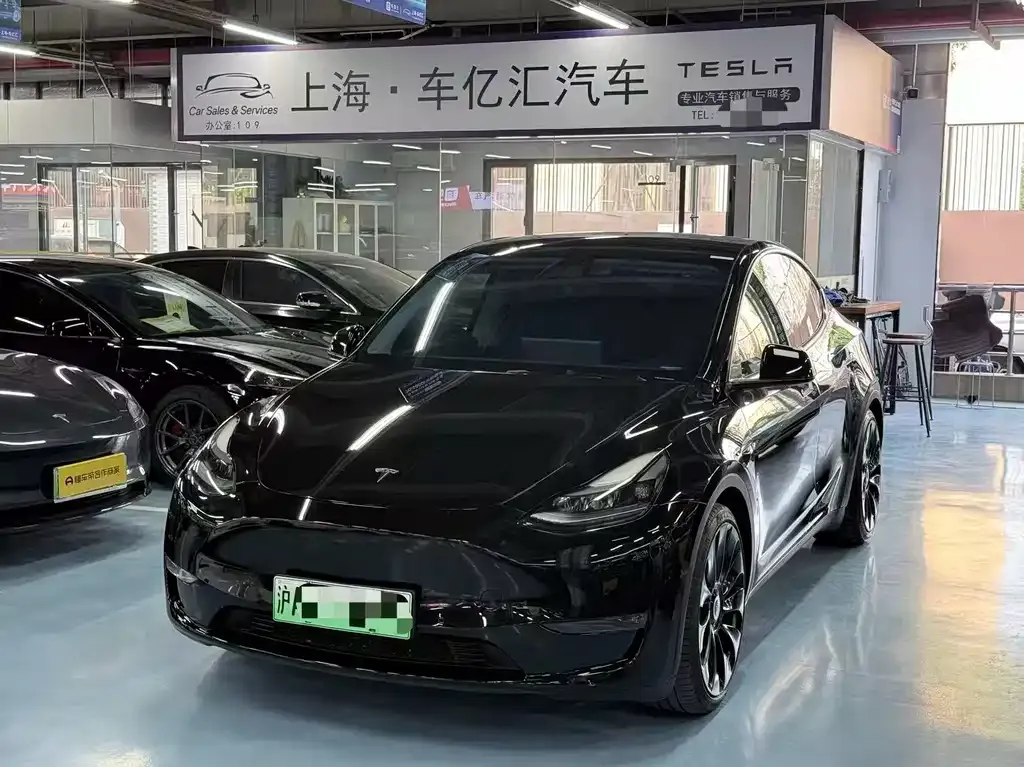 Tesla Model Y — фото 1