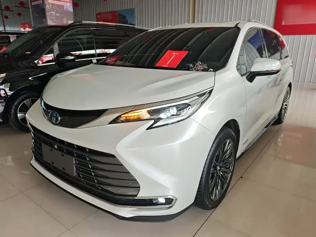Toyota Sienna — фото 1