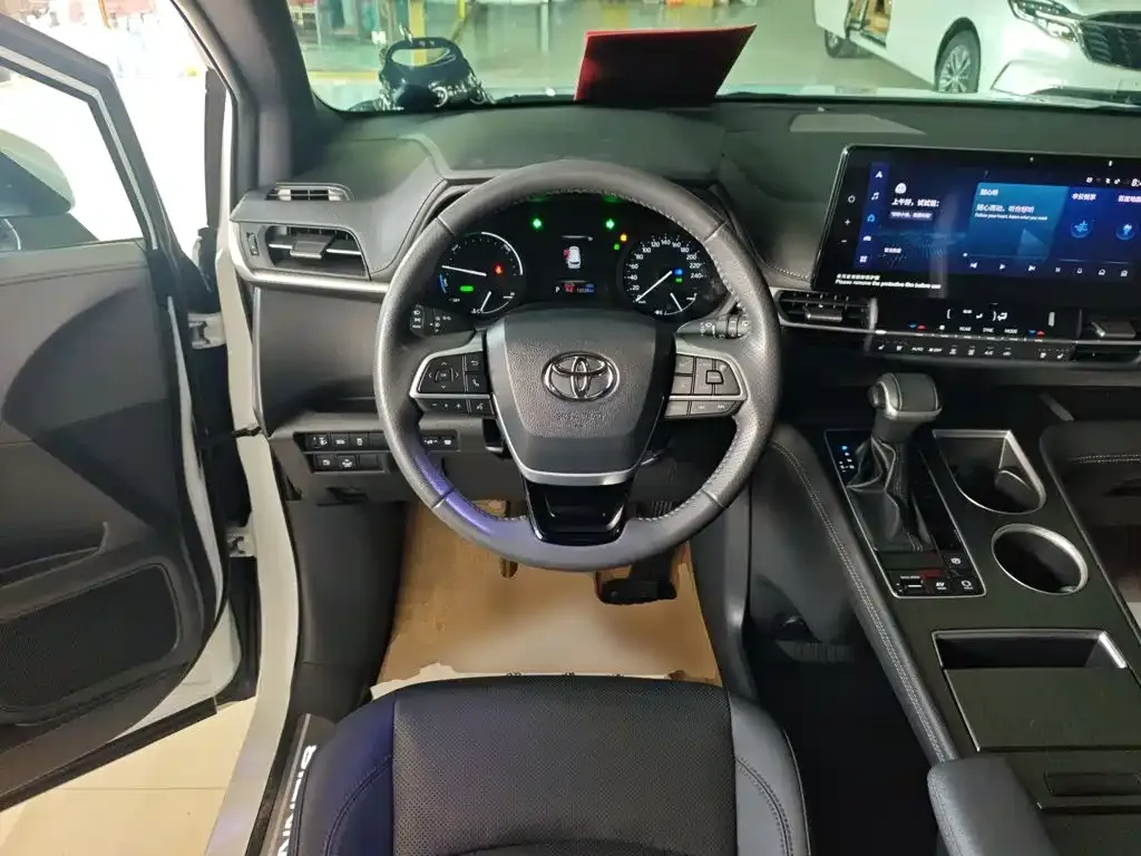 Toyota Sienna — фото 5