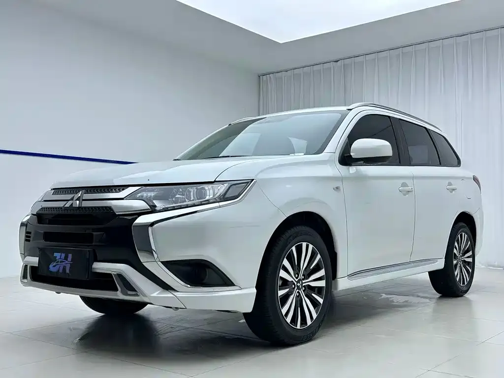 Mitsubishi Outlander — фото 1