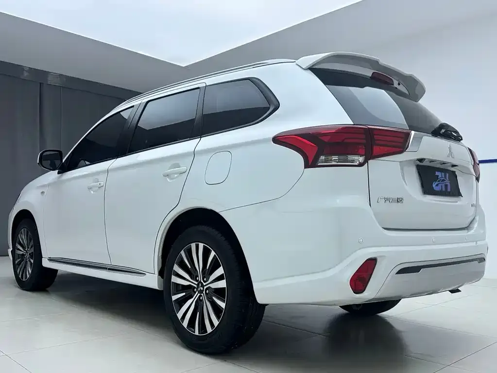 Mitsubishi Outlander — фото 3