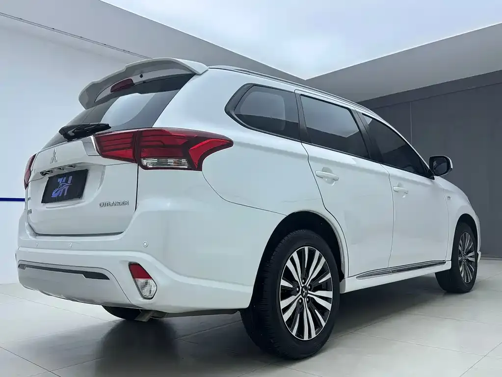 Mitsubishi Outlander — фото 4