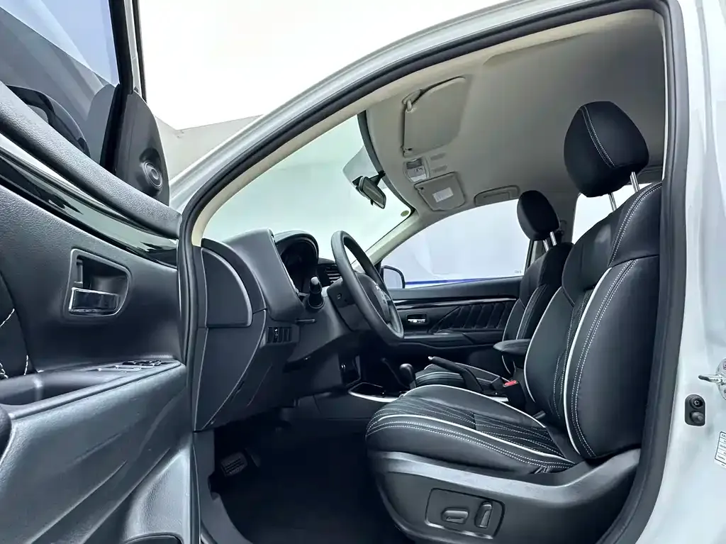 Mitsubishi Outlander — фото 9