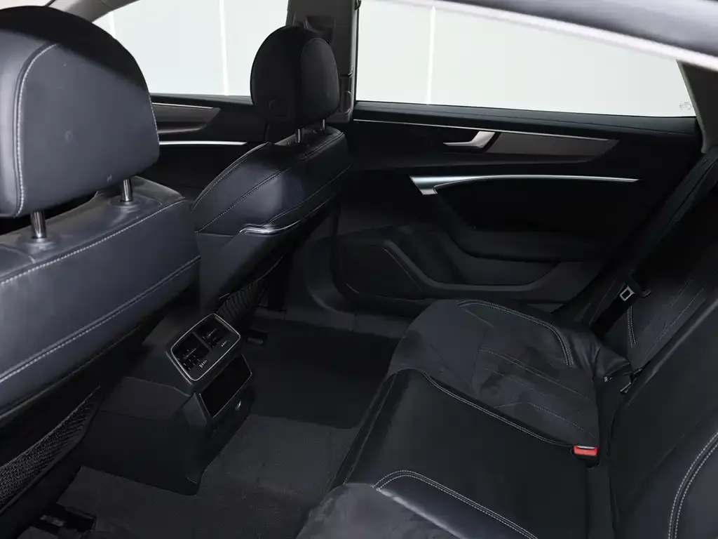 Audi A7L 2024 из CN, фото 6