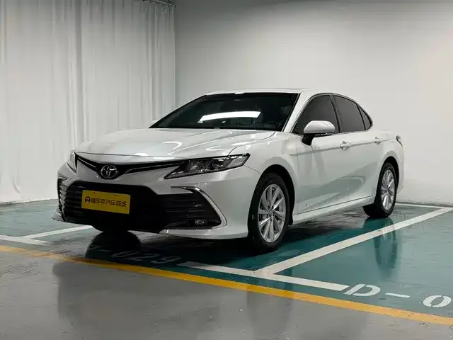 Toyota Camry — фото 1