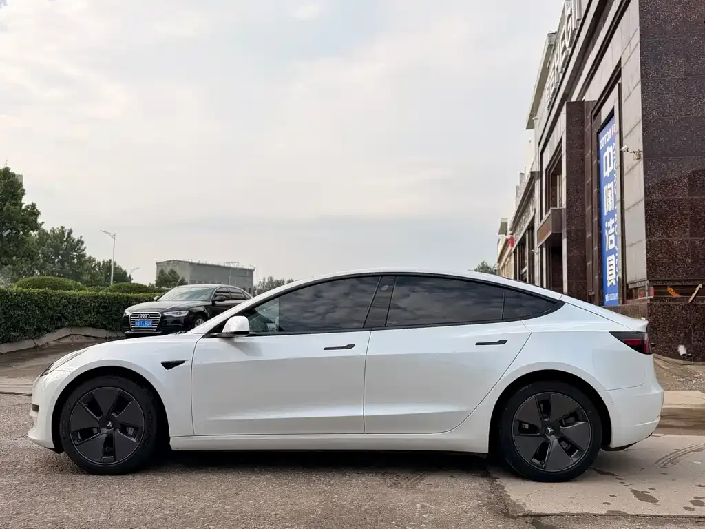 Tesla Model 3 — фото 8
