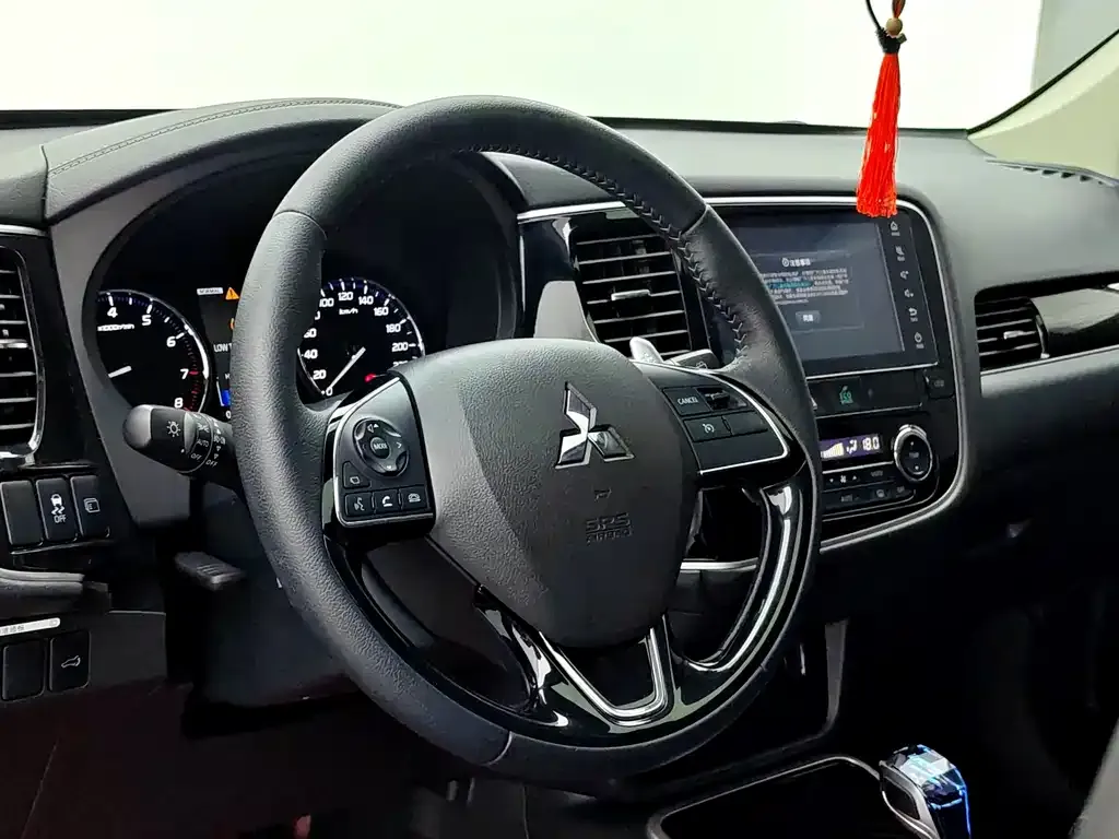 Mitsubishi Outlander — фото 5