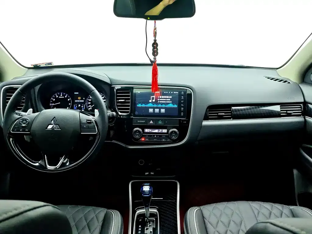 Mitsubishi Outlander — фото 7
