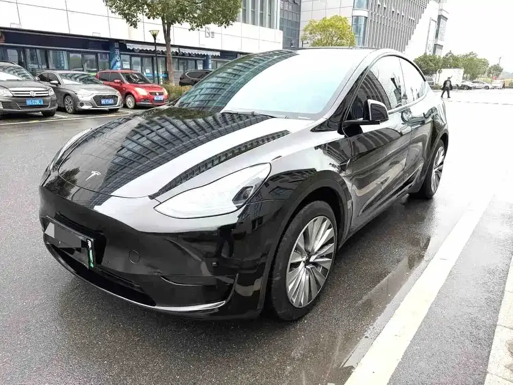 Tesla Model Y — фото 1