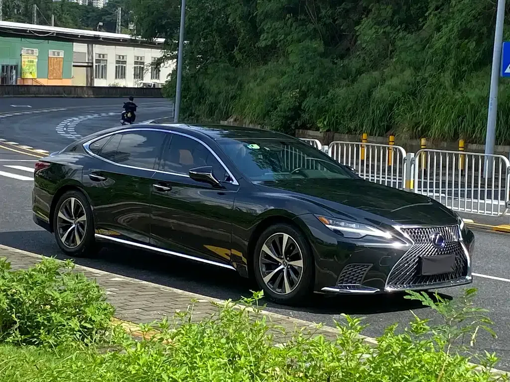 Lexus LS — фото 9