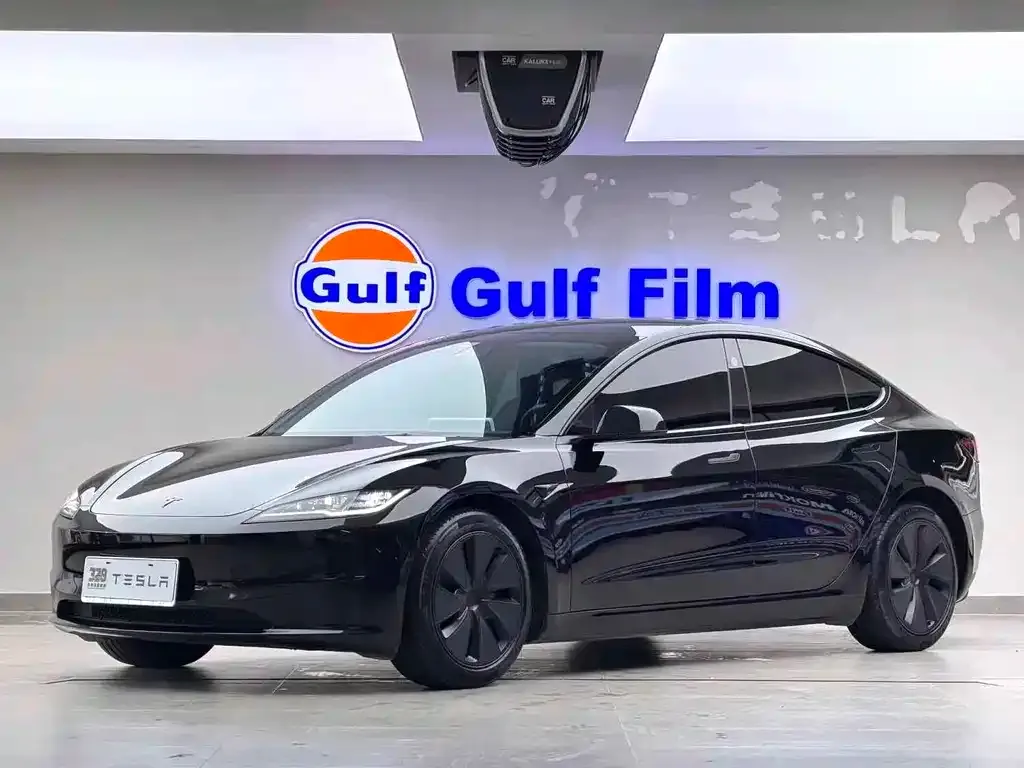 Tesla Model 3 — фото 1