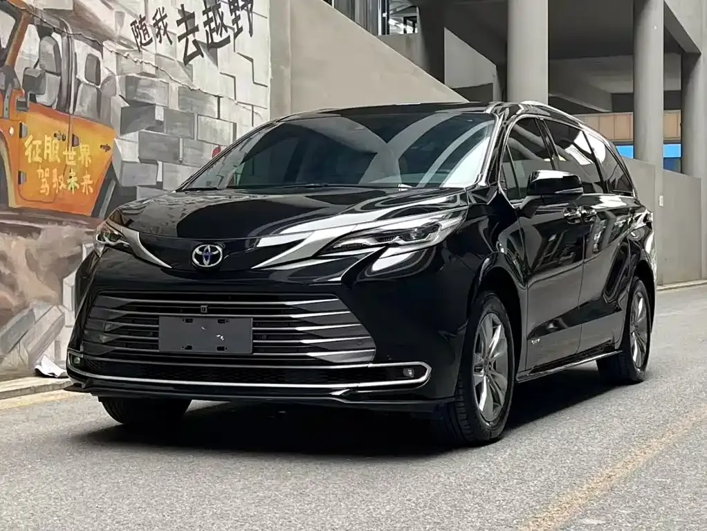 Toyota Sienna — фото 1