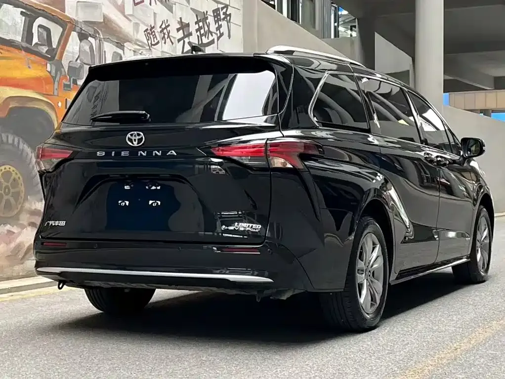 Toyota Sienna — фото 3