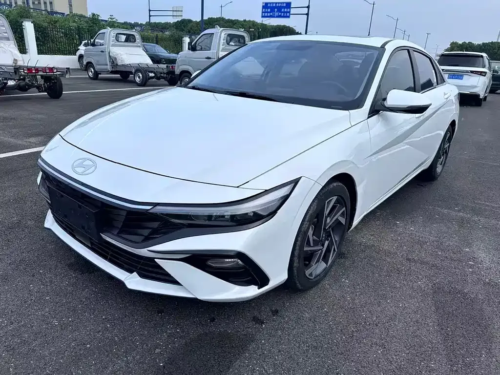 Hyundai Elantra — фото 1