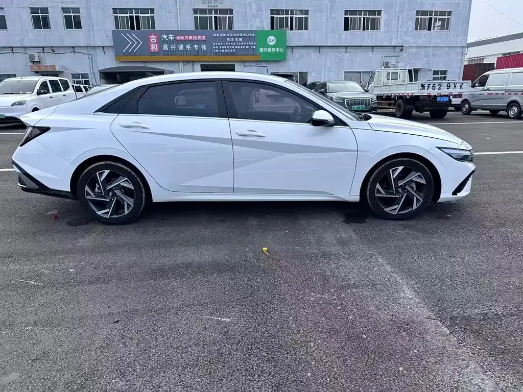 Hyundai Elantra — фото 9