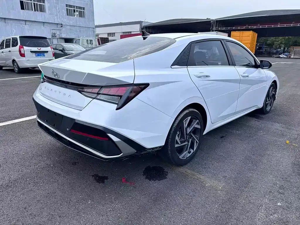 Hyundai Elantra — фото 10