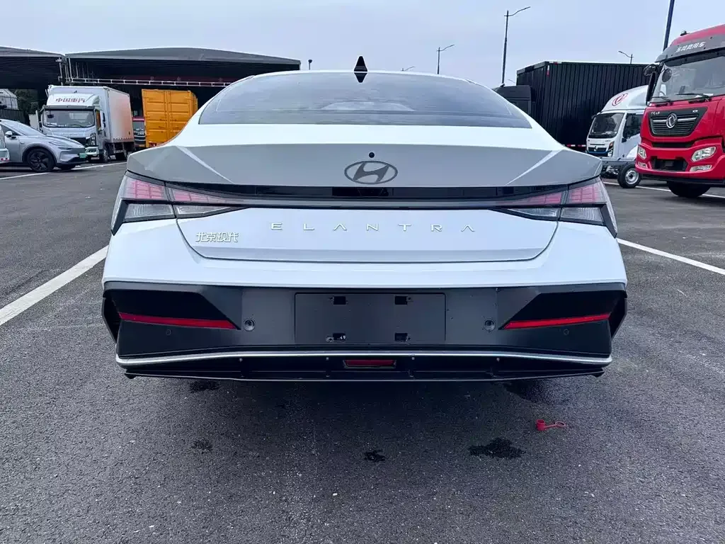 Hyundai Elantra — фото 7