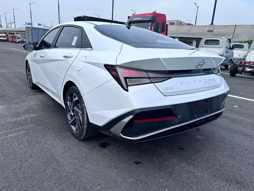 Hyundai Elantra — фото 6