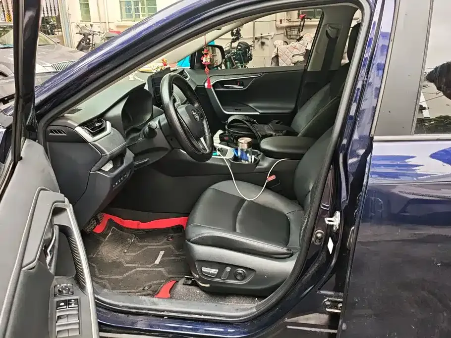 Toyota RAV4 — фото 5