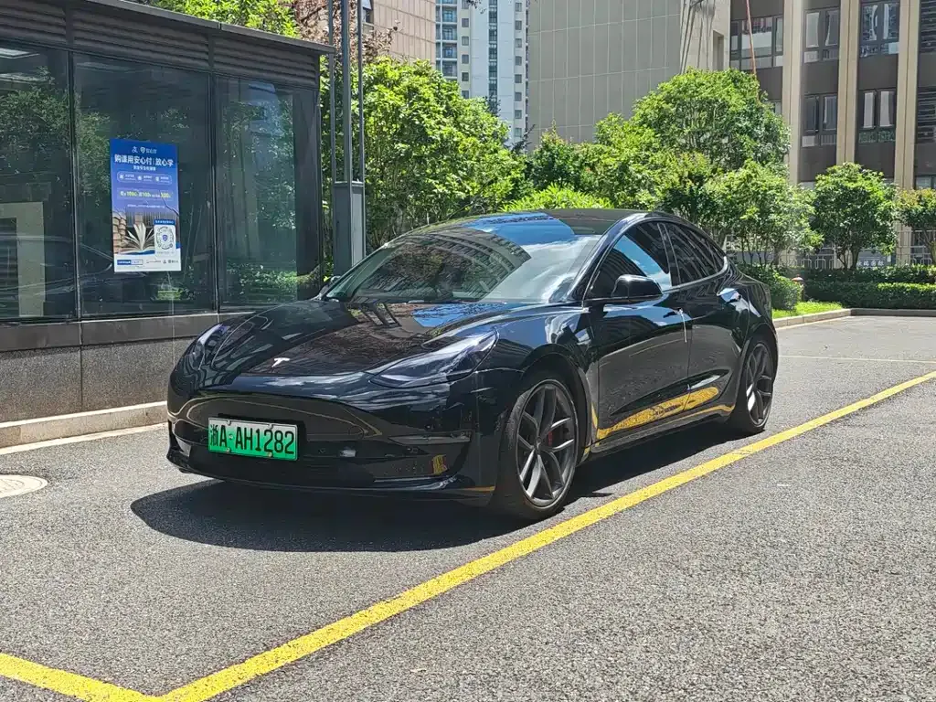 Tesla Model 3 — фото 1