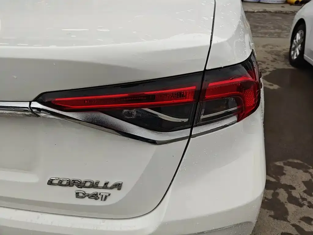 Toyota Corolla — фото 7