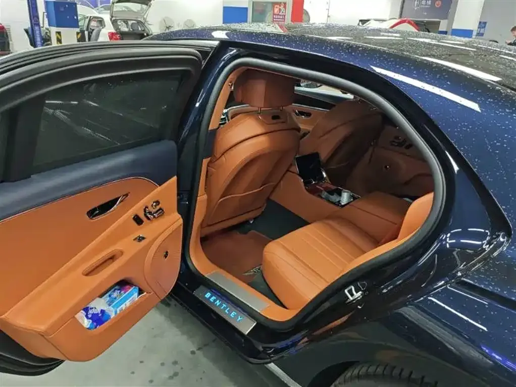 Bentley Flying Spur — фото 3