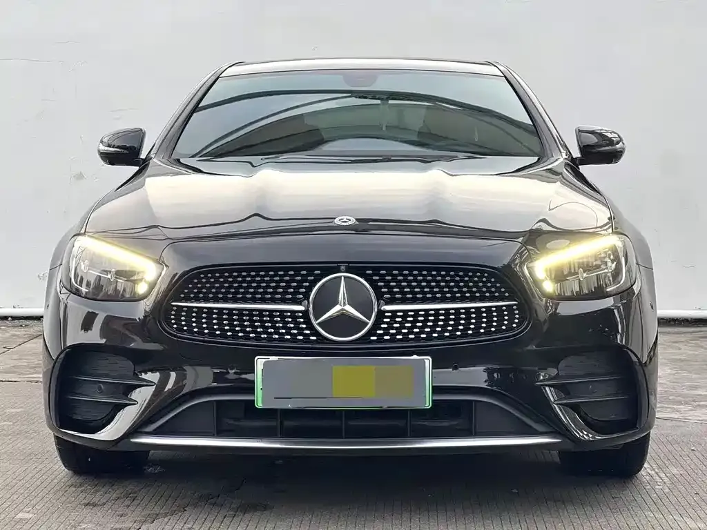 Mercedes-Benz E-Class — фото 1