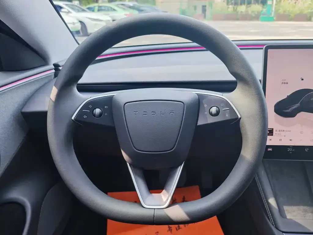Tesla Model 3 — фото 10