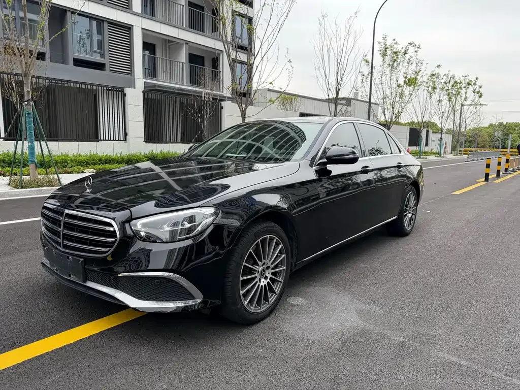 Mercedes-Benz E-Class — фото 1