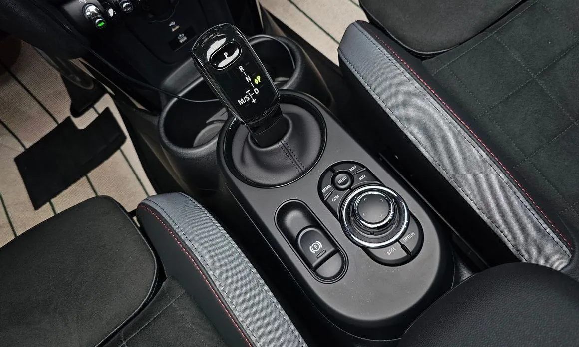Mini Cooper Convertible 2024 из KR, фото 8