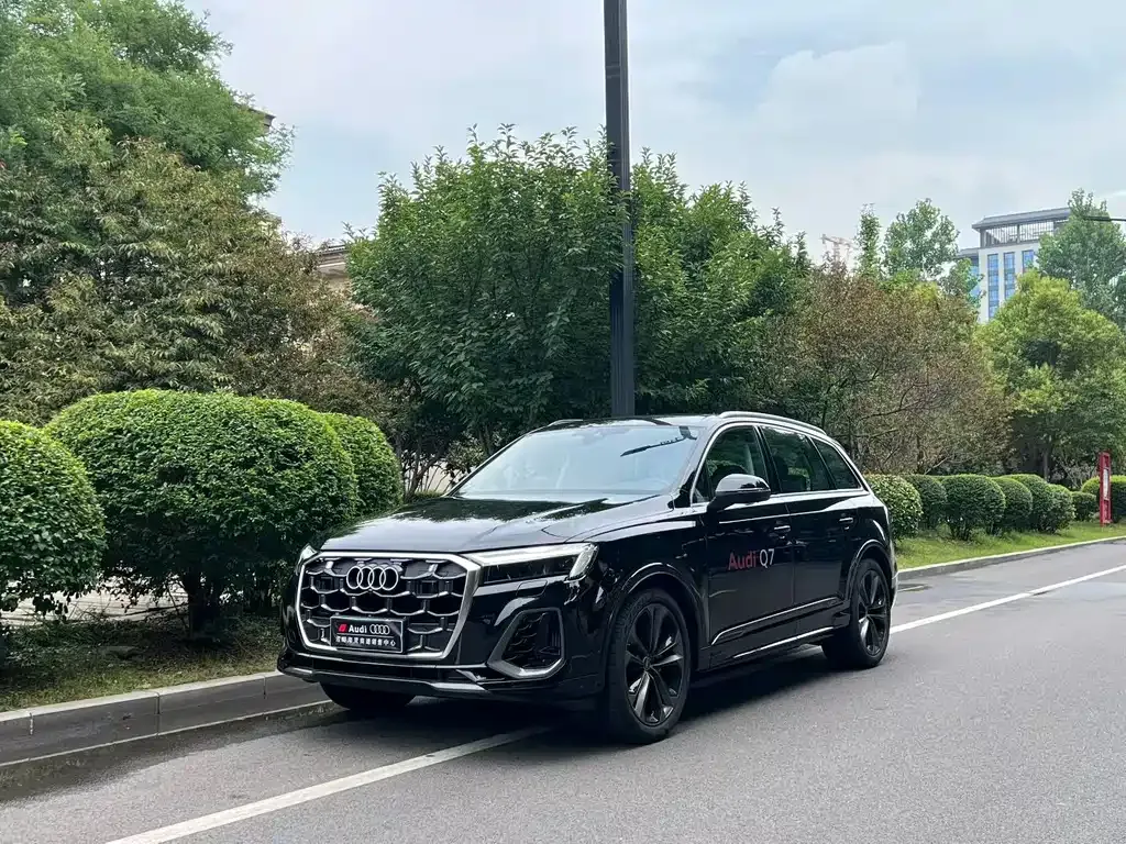 Audi Q7 55 TFSI quattro S line Sport 1