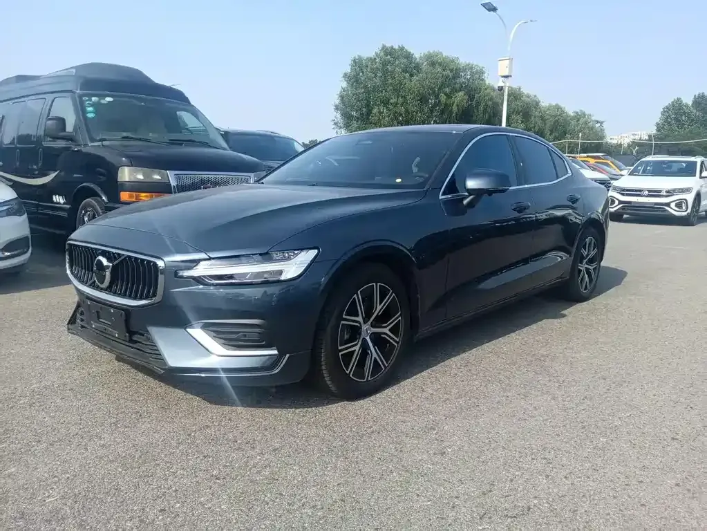 Volvo S60 — фото 1