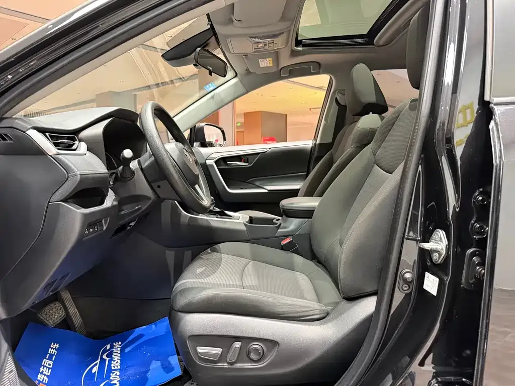 Toyota RAV4 — фото 7