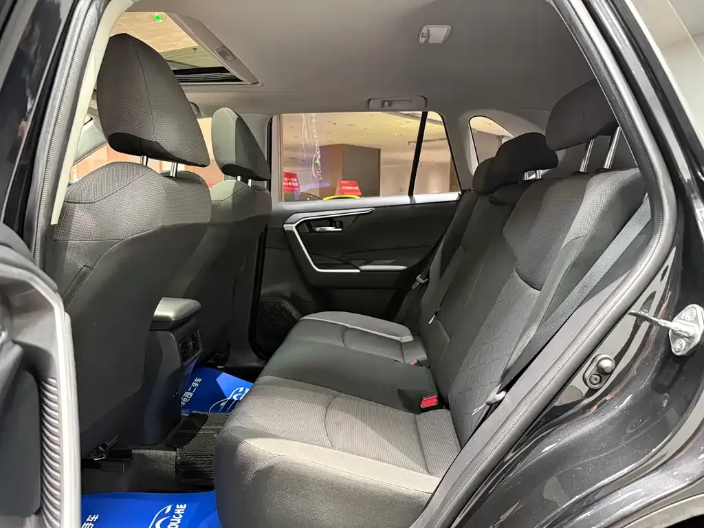 Toyota RAV4 — фото 9