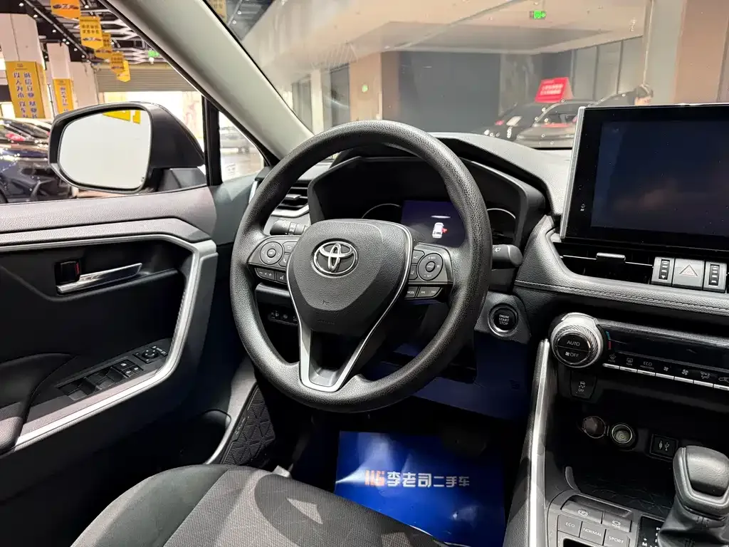 Toyota RAV4 — фото 6