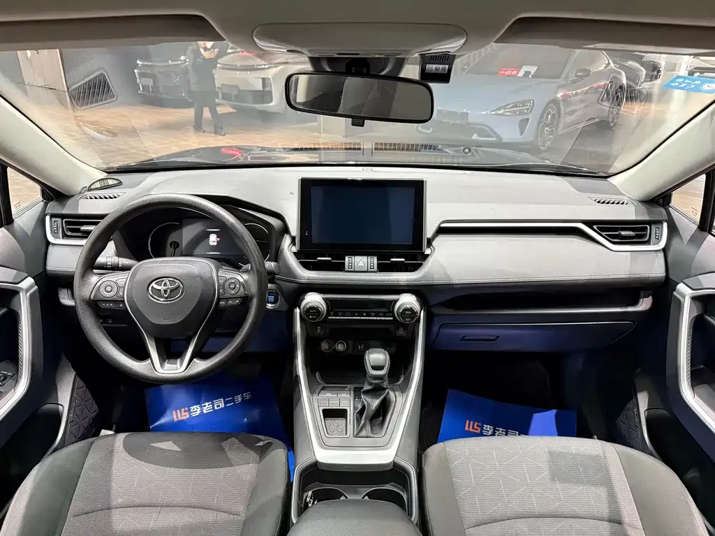 Toyota RAV4 — фото 2