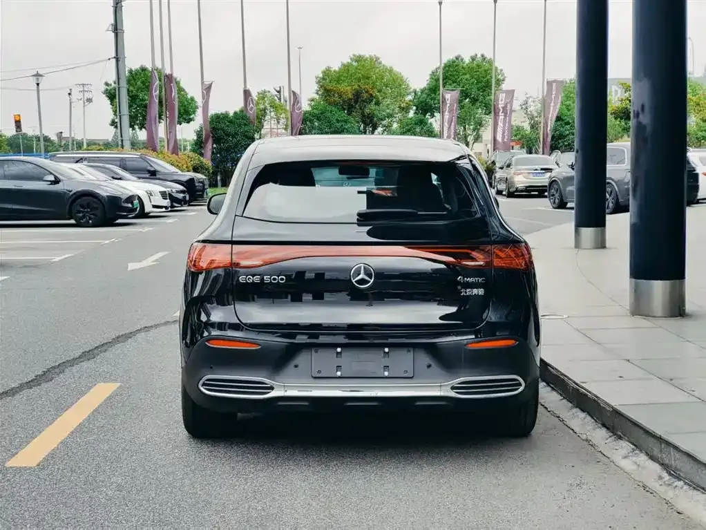 Mercedes-Benz EQE SUV — фото 6