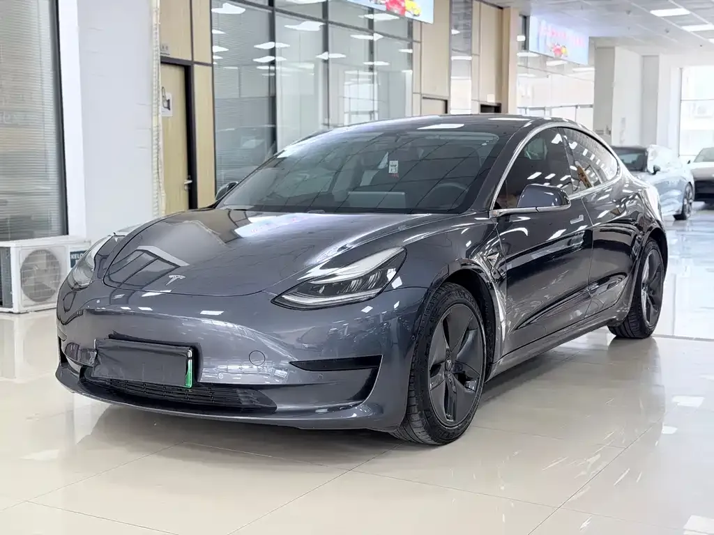 Tesla Model 3 — фото 1