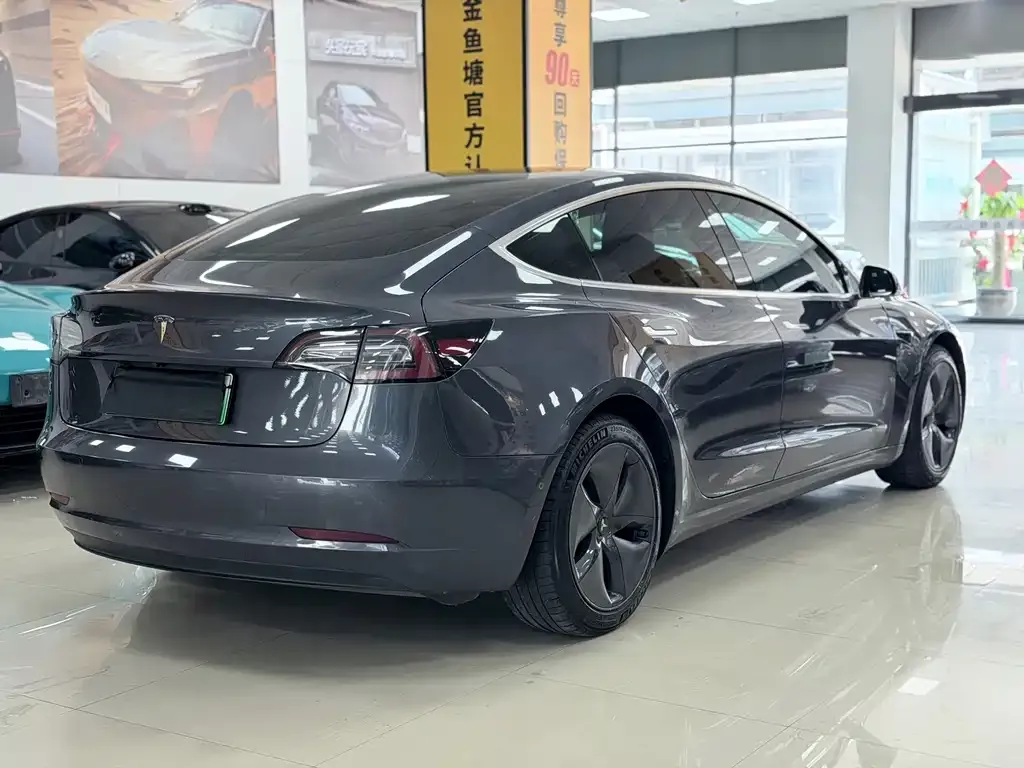 Tesla Model 3 — фото 8