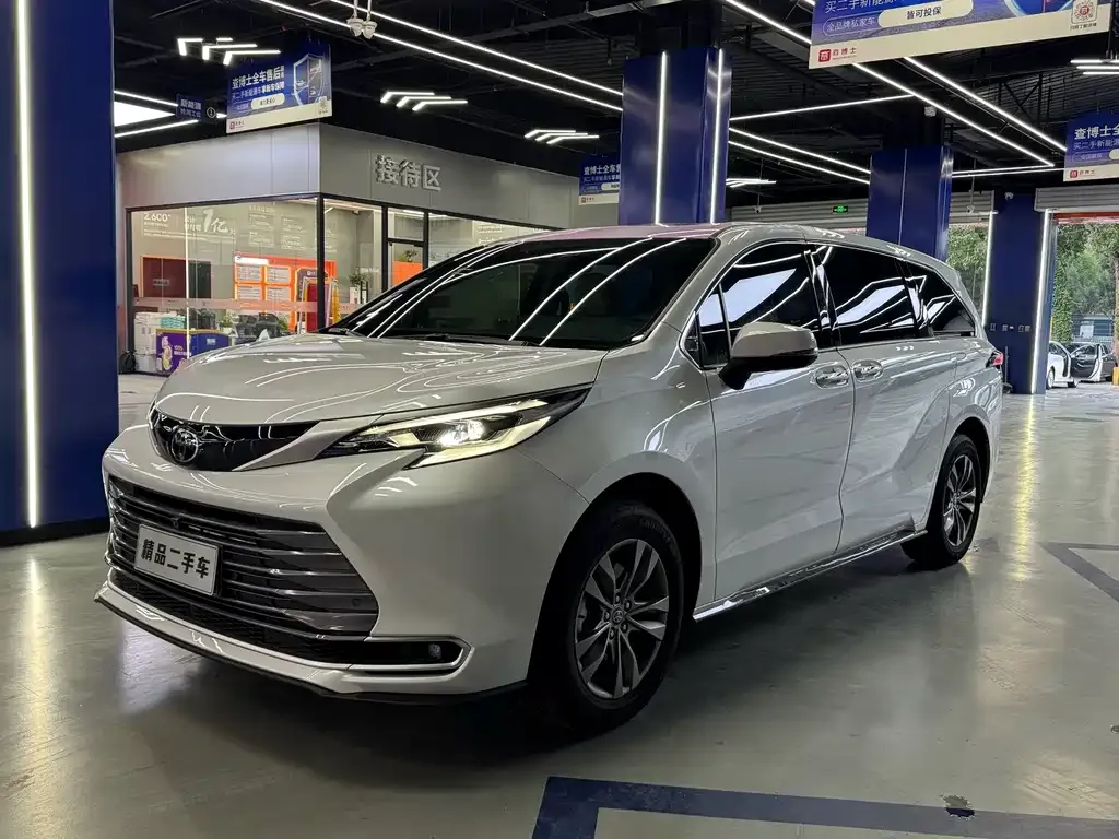 Toyota Sienna — фото 1